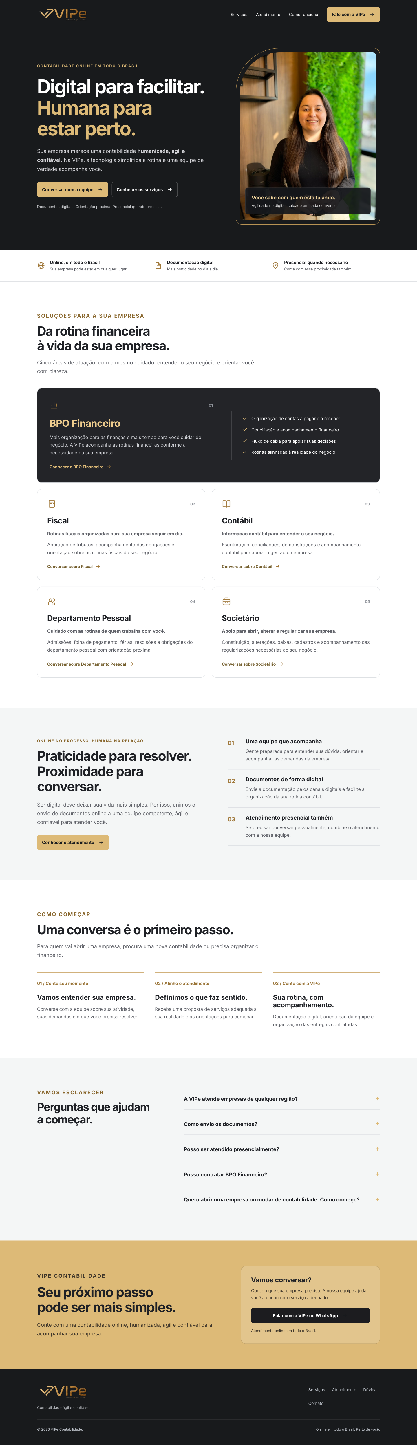 Profissional da Vipe sorrindo no escritório